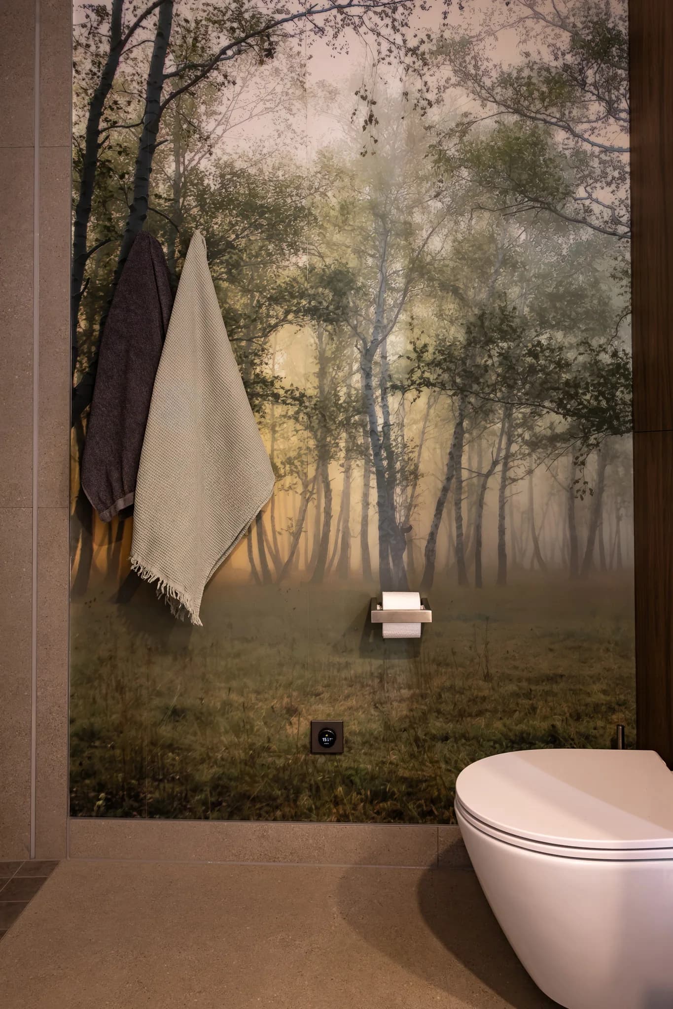 Salon z kanapą i kominkiem